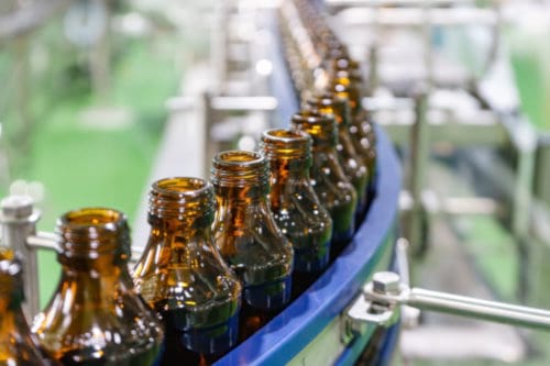 Produkcja i transport małych butelek w fabryce